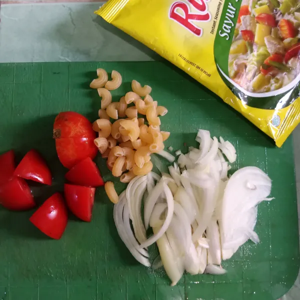 Siapkan makaroni, tomat, bawang bombay, dan bumbu sup