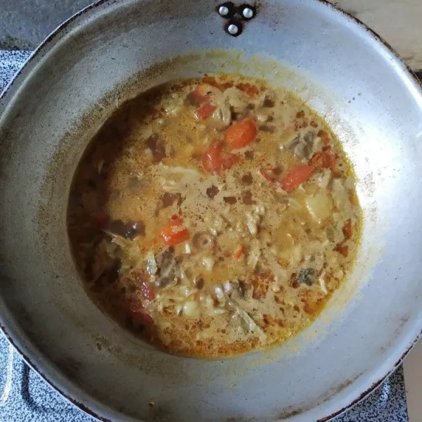 Kecilkan api, masak tongseng sebentar hingga kol dan tomat agak layu, sajikan hangat dengan nasi putih.
