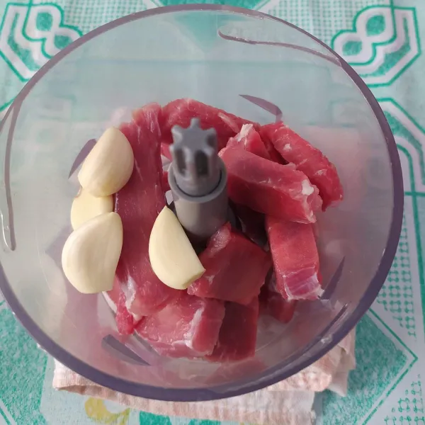 Buat bola daging terlebih dahulu dengan potong kecil daging sapi, kemudian giling bersama bawang putih hingga halus. Tambahkan telur ayam, garam, merica, dan kaldu jamur. Aduk rata.
