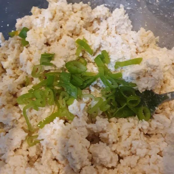 Masukkan irisan daun bawang, aduk.