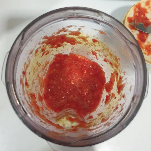 Ulek atau blender kasar cabai, tomat, terasi bakar, bawang merah, garam, dan gula pasir. Kemudian peraskan jeruk purut, aduk rata.