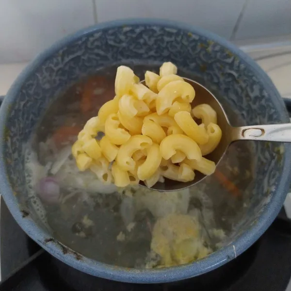Masukkan potongan bawang merah dan bawang putih, tambahkan air secukupnya. Masukkan daun seledri, makaroni rebus, dan bola-bola daging. Masak hingga mendidih.
