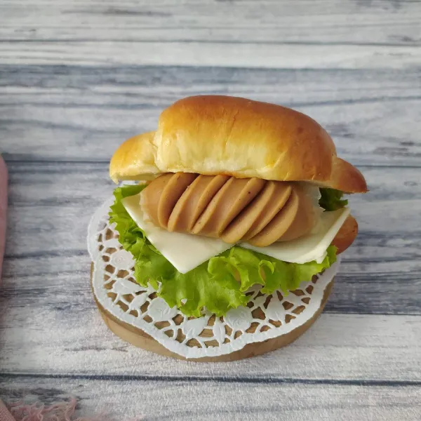 Setelah roti matang, belah 2 bagian tengah tapi jangan sampai terputus, kemudian isi dengan bahan isian. Sajikan.