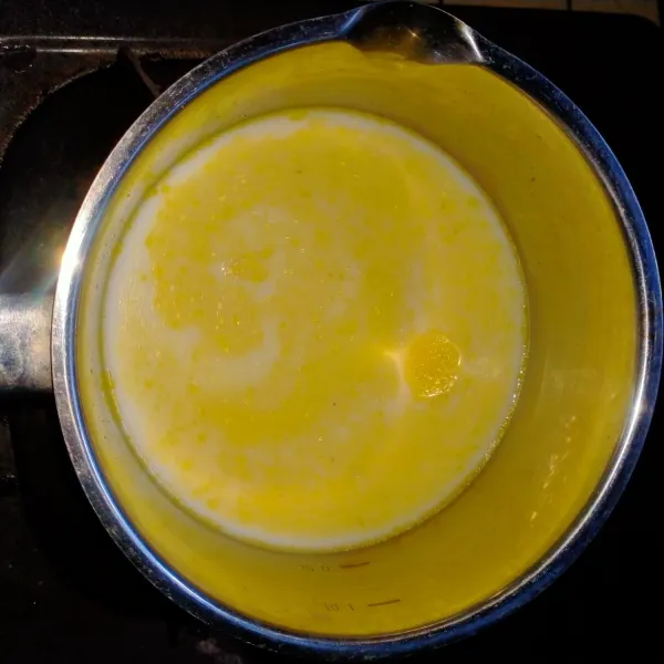 Tambahkan garam dan gula pasir, aduk rata. Masak hingga mendidih. Angkat. Diamkan suhu ruang, makaroni akan mengembng sendiri.