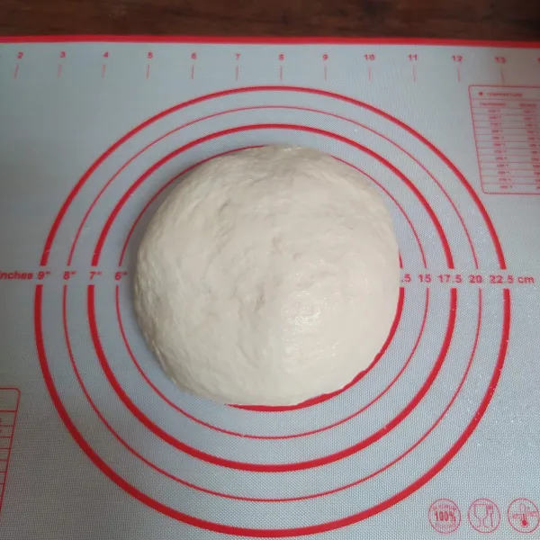 Bulatkan, tutup dengan plastik lalu diamkan selama 30 menit.