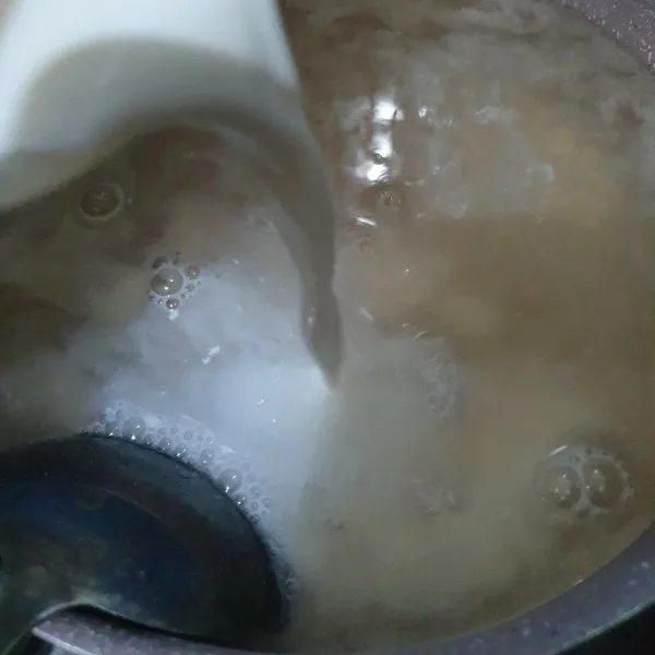 Tambahkan larutan fibercreme atau santan, masak kembali.