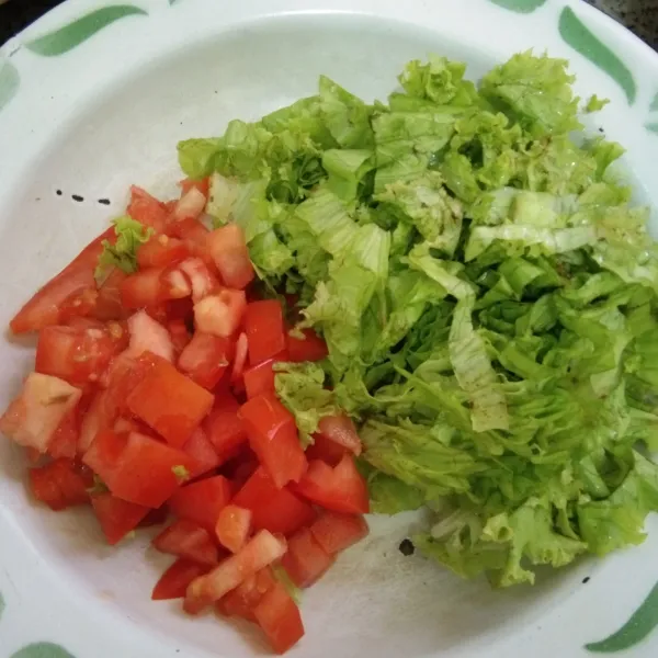 Siapkan irisan tomat dan irisan daun selada yang sudah dicuci bersih, sisihkan.