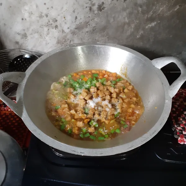 Bumbui dengan garam, gula, dan penyedap rasa. Kemudian tambahkan kecap manis. Masak sampai buncis empuk dan bumbu meresap. Koreksi rasa, dan jika rasa sudah pas, sajikan.