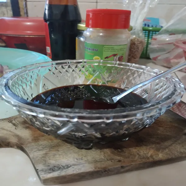 Siapkan kecap manis lalu tuangkan ke dalam mangkuk kecil.