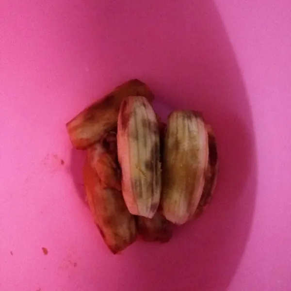 Kupas pisang dari kulitnya, campurkan ke dalam wadah.