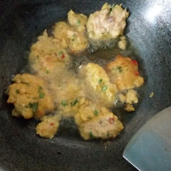 Kemudian panaskan minyak dengan api sedang, goreng dadar jagung hingga berwarna kuning kecoklatan.