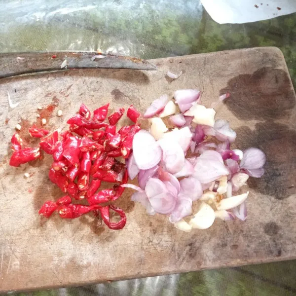 Iris bawang merah dan putih beserta cabe merah karena cabe hijau ga ada jdai saya skip ya gaes.