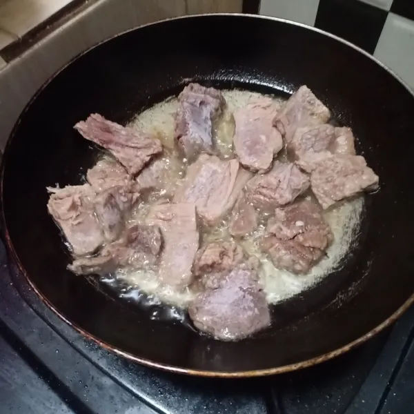 Potong daging lalu goreng.