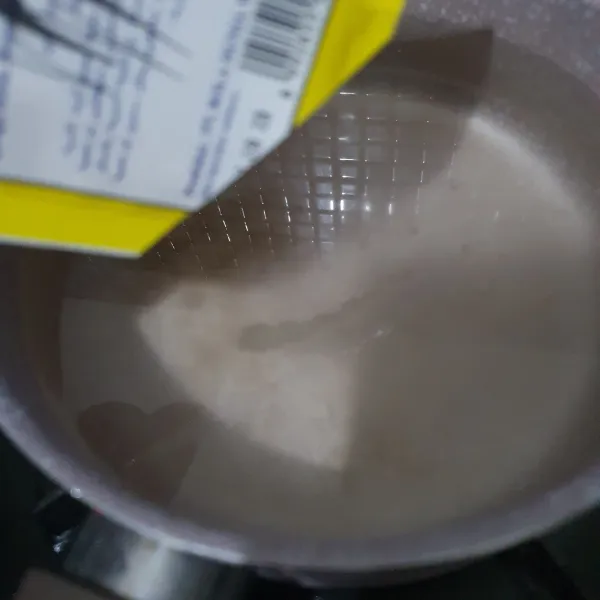 Tuang agar-agar ke dalam panci.