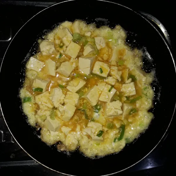 Panaskan minyak, goreng tahu telur menggunakan api sedang. Saat sisi bawah mulai matang, balik dengan perlahan. Goreng sampai kedua sisi matang sempurna.