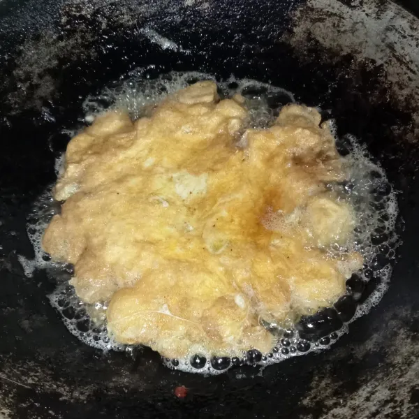 Panaskan minyak goreng diwajan, lalu tuang telur dan masak hingga matang.