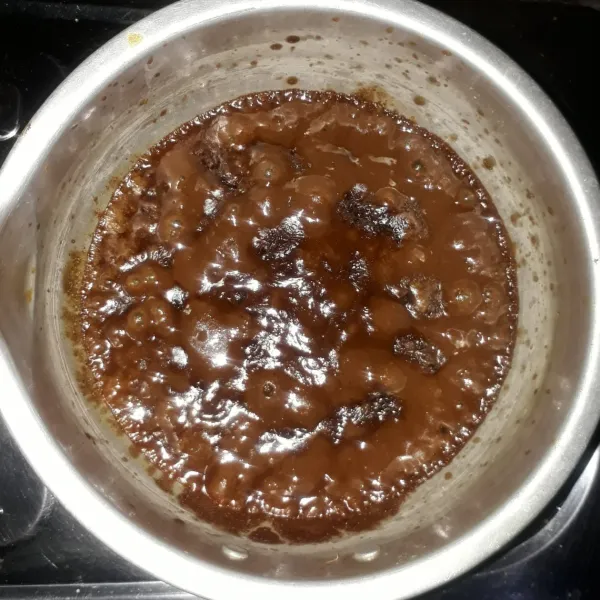 Masak saus menggunakan api sedang sampai meletup dan mengental. Angkat.