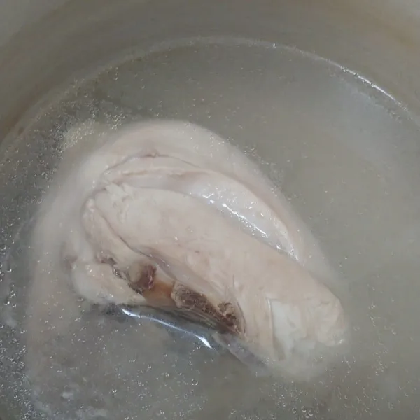 Rebus daging ayam hingga matang