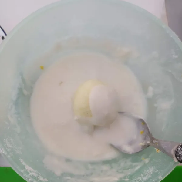 Siapkan bahan tepung pelapis dengan campurkan tepung terigu dan kaldu jamur, aduk rata. Tambahkan air sedikit demi sedikit sampai kekentalan yang pas. Kemudian celupkan bola kentang, balur rata.