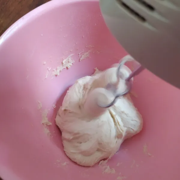 Masukkan semua bahan crust pizza ke dalam wadah lalu mikser hingga kalis.