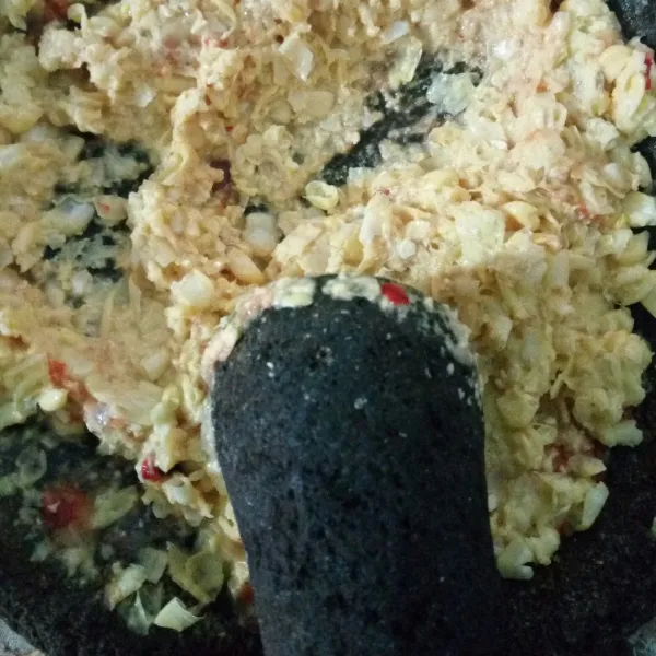 Langkah pertama serut jagung manis, kemudian ulek hingga lembut. Sisihkan.