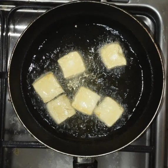 Goreng tahu jangan sampai kering, sisihkan.