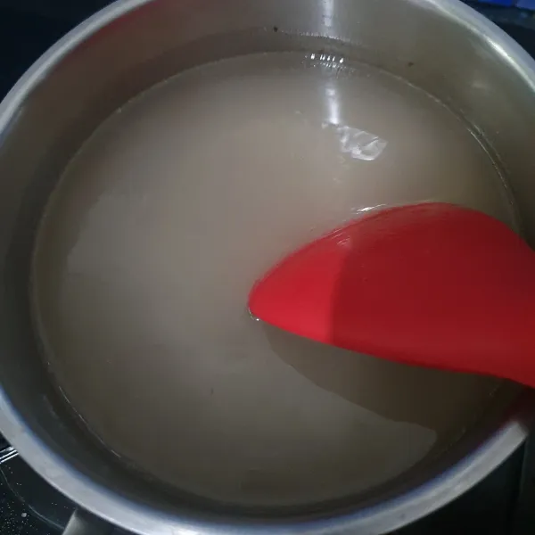 Aduk bersama gula, nyalakan api.