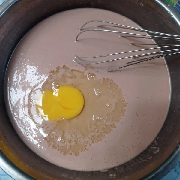 Tambahkan telur lalu aduk kembali sampai tercampur rata dan tidak ada yang masih menggumpal.