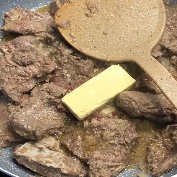 Masak hingga daging sapi berubah warna, lalu masukkan butter atau mentega. Ini akan memberikan rasa gurih yang khas pada daging.