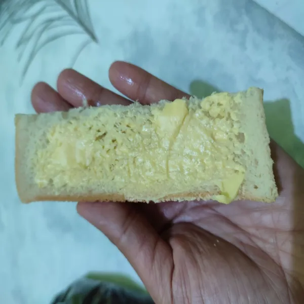 Oleskan butter pada permukaan atas roti tawar (cukup bagian atas saja).