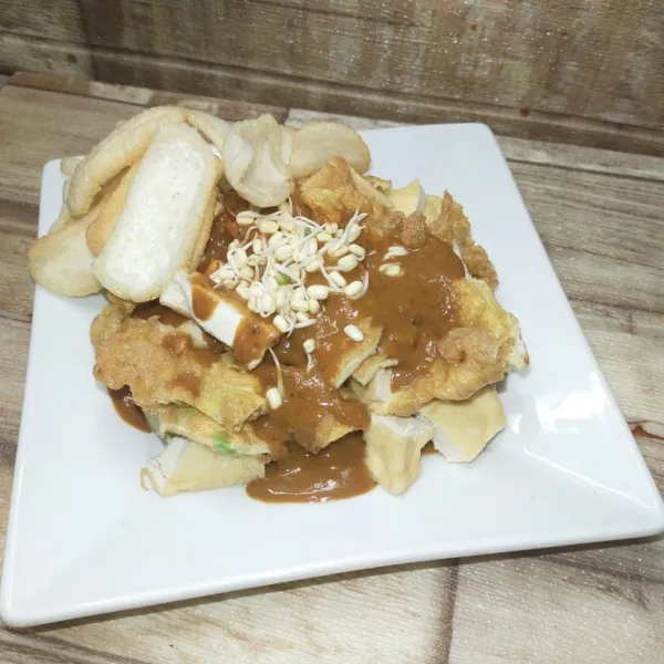 Sajikan dengan taburan kecambah pendek dan kerupuk.