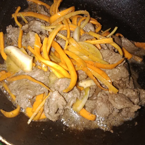 Tambahkan wortel yang sudah dipotong tipis memanjang.