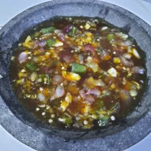Tuang kuah dalam cobek lalu aduk rata agar kuah dan bumbu ulek tercampur rata. Koreksi lagi rasanya.