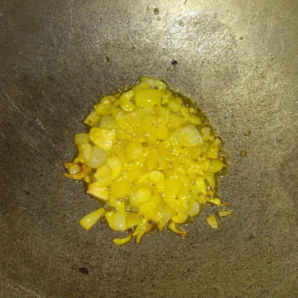 Lelehkan margarin, tumis bawang putih dan bawang bombay hingga harum.