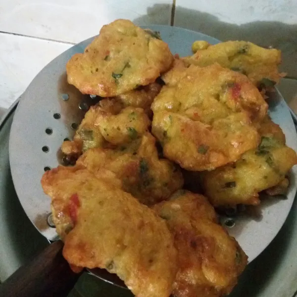 Angkat dan tiriskan.
Dadar jagung siap di sajikan.