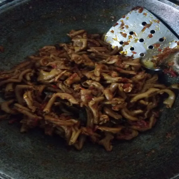 Masak sampai air menyusut dan bumbu meresap. Koreksi rasa. Bila sudah pas matikan api.