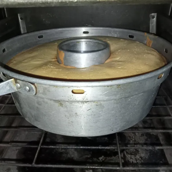 Masukkan ke dalam oven yang sudah dipanaskan terlebih dahulu. Panggang hingga bolu matang disesuaikan dengan oven masing-masing.