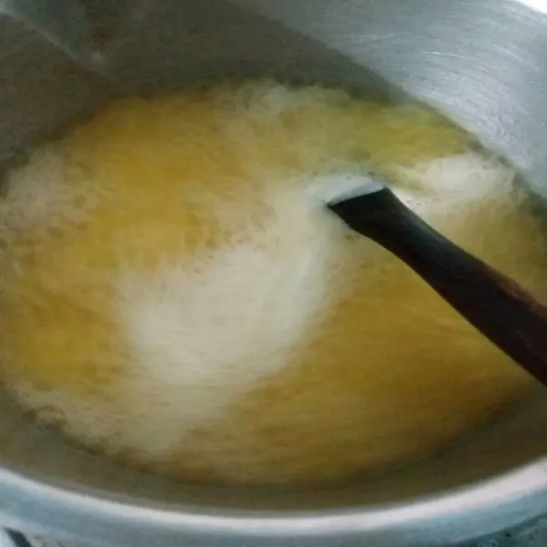 Didihkan air, masukkan margarin dan garam. Aduk rata.