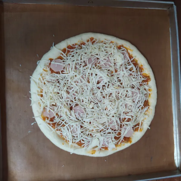 Taburi dengan keju parut. Diamkan adonan selama 60 menit.