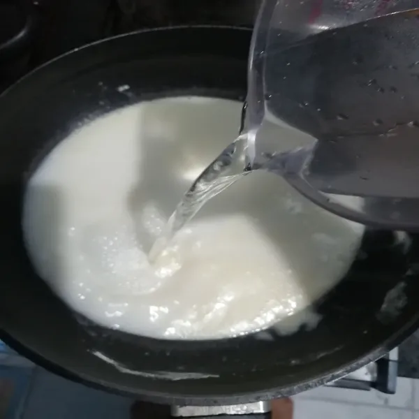 Tepung terigu, tepung maizena, susu cair diaduk hingga kental. Lalu masukkan air kelapa aduk hingga tercampur semua.