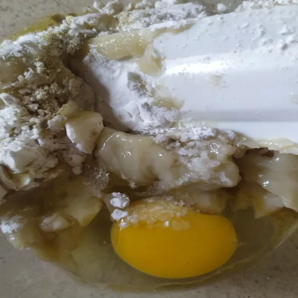 Campurkan tepung tapioka, minyak wijen, telur, garam, merica, dan kaldu bubuk, ke dalam udang yang sudah dihaluskan. Aduk rata.