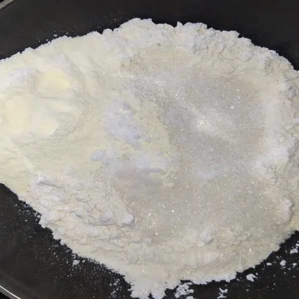 Campur tepung terigu, gula, susu bubuk, dan juga garam. Aduk hingga tercampur rata.