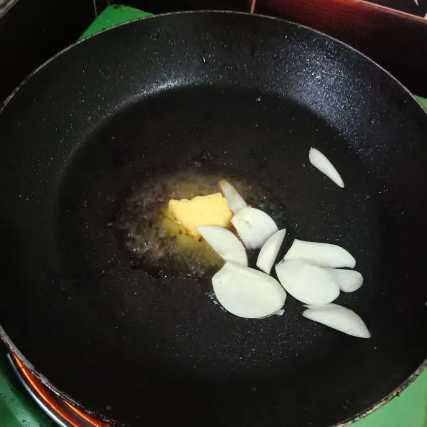 Siapkan teflon, beri mentega dan bawang putih.