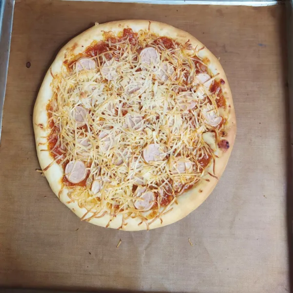 Panaskan oven terlebih dahulu, lalu panggang. Sesuaikan dengan oven masing-masing. Kalau saya karena pakai oven tangkring suhunya kira-kira 150-180 derajat celcius, selama 12 menit dan setiap 3 menit loyang harus diputar supaya matang merata.