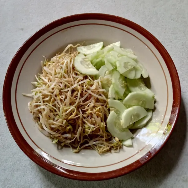 Seduh tauge dengan air panas, tiriskan. Kupas timun dan potong-potong.