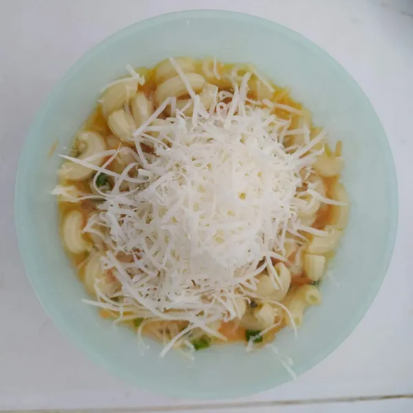 Tambahkan parutan keju. Aduk rata.
