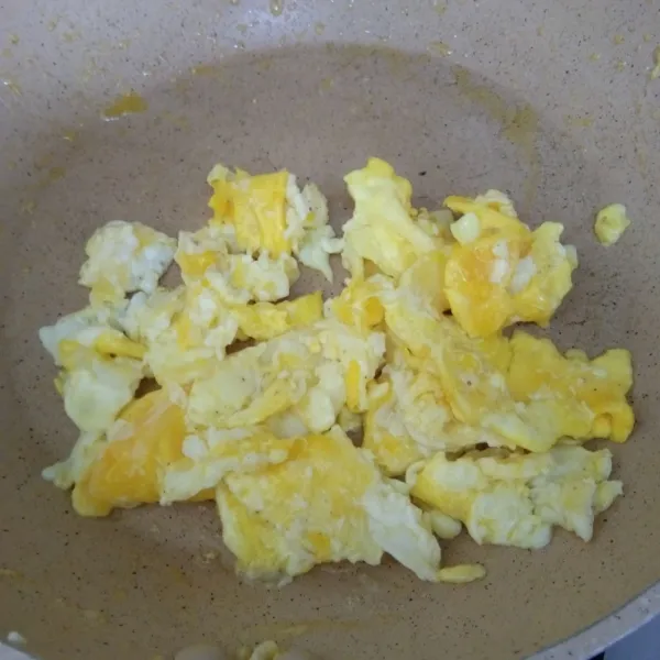 Panaskan margarin dan masukkan telur. Beri garam dan merica bubuk, orak arik telur lalu sisihkan.
