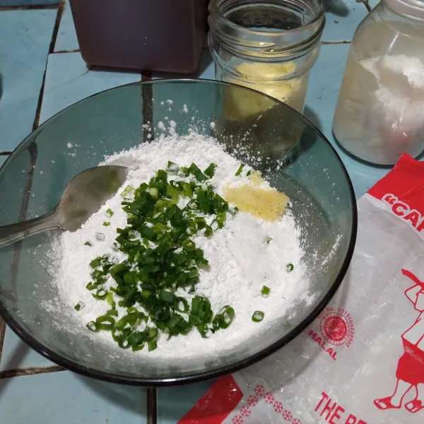 Campurkan tepung tapioka bersama irisan daun bawang, garam, dan kaldu.