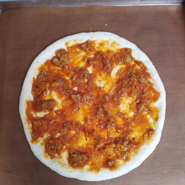 Tusuk-tusuk dengan garpu, lalu olesi dengan saus bolognese.