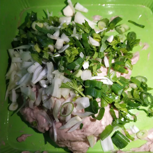 Cincang dan blender daging sapi, kemudian tambahkan daun bawang. Aduk rata.